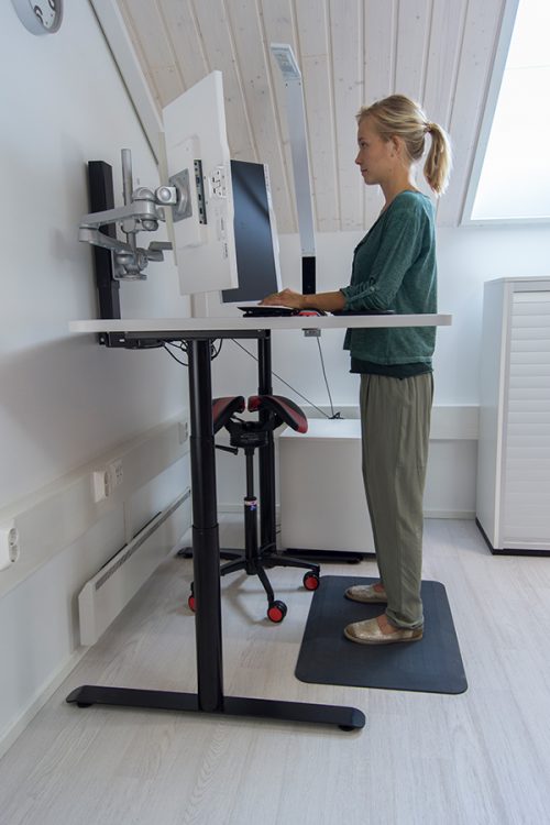 Höhenverstellbarer Tisch mit Bauchaussparung für Büro oder Home Office